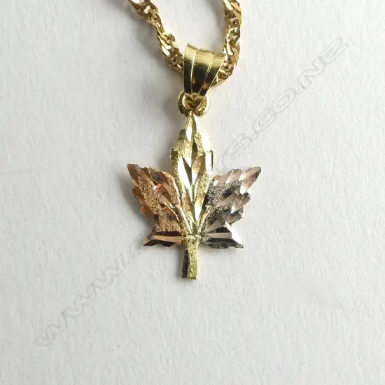 18ct MAPLE LEAF PENDANT & 14ct CHAIN, 3.2gm, L.40cm