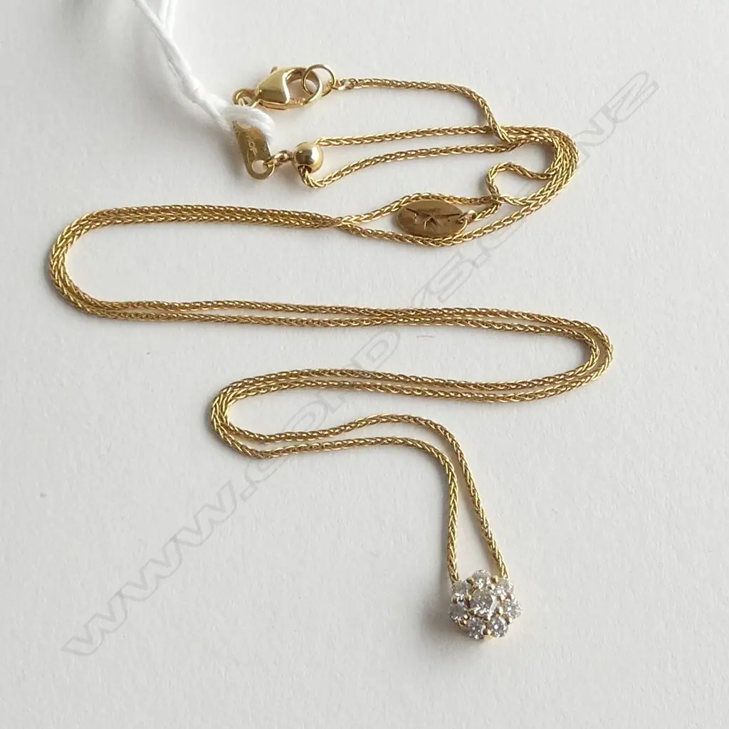 18ct DIAMOND CLUSTER PENDANT & CHAIN (3.1gm), DIA=0.25ct, L.45cm Image 1++