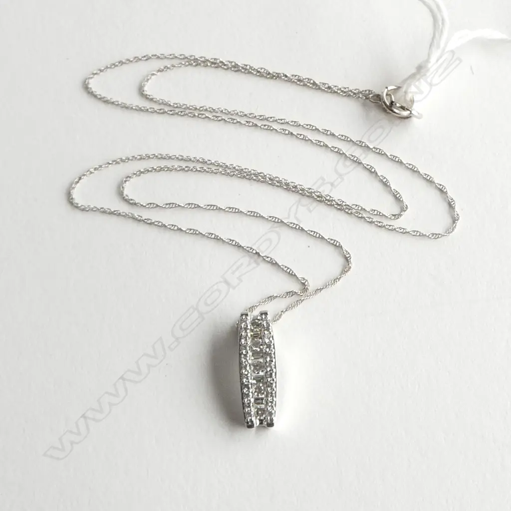 10ct WHT GOLD DIAMOND SET PENDANT on 10ct CHAIN, L.45cm, 2.1gm Image 1++