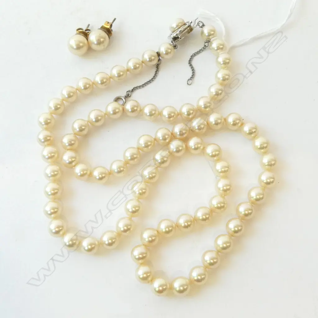 SIMULATED CREAM COLOURED PEARL NECKLACE L.600mm + PR SILVER GILT EARRINGS Image 1++