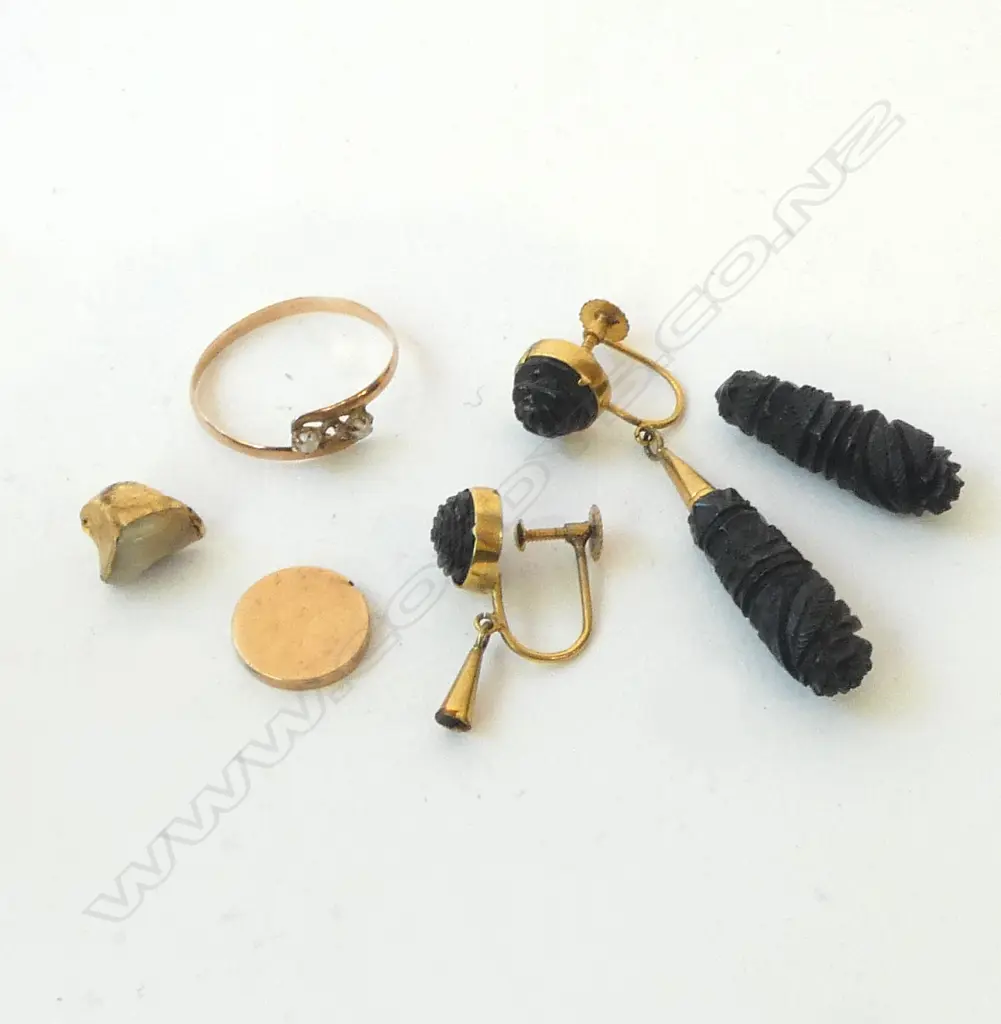 PR 9CT GOLD & CARVED JET EARRINGS 1 broken + GOLD FILLING w part tooth + GOLD WATCH BACK + gold ring. 6gms total Image 1++