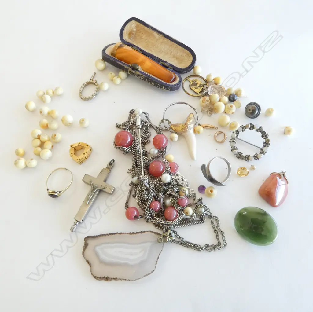 ASST. JEWELLERY INCL. 14CT RING & SMOKERS PIPE w. 14CT TRIM Image 1++