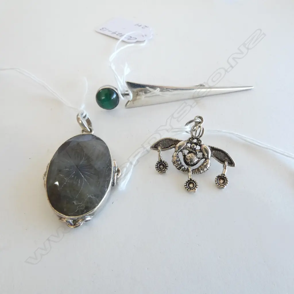 3 PCS SILVER JEWELLERY; SILVER SET ETCHED STONE PENDANT & TWO BROOCHES Image 1++