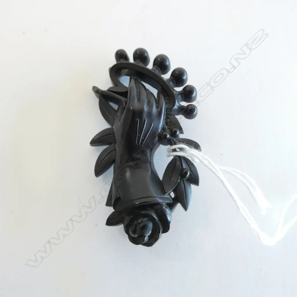 ANTQUE WHITBY JET MOURNING BROOCH Image 1++