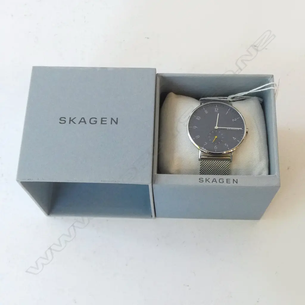 SKAGEN GENTS WRISTWATCH, NAVY FACE w SILVER COLOUR STRAP, NEW OLD STOCK Image 1++