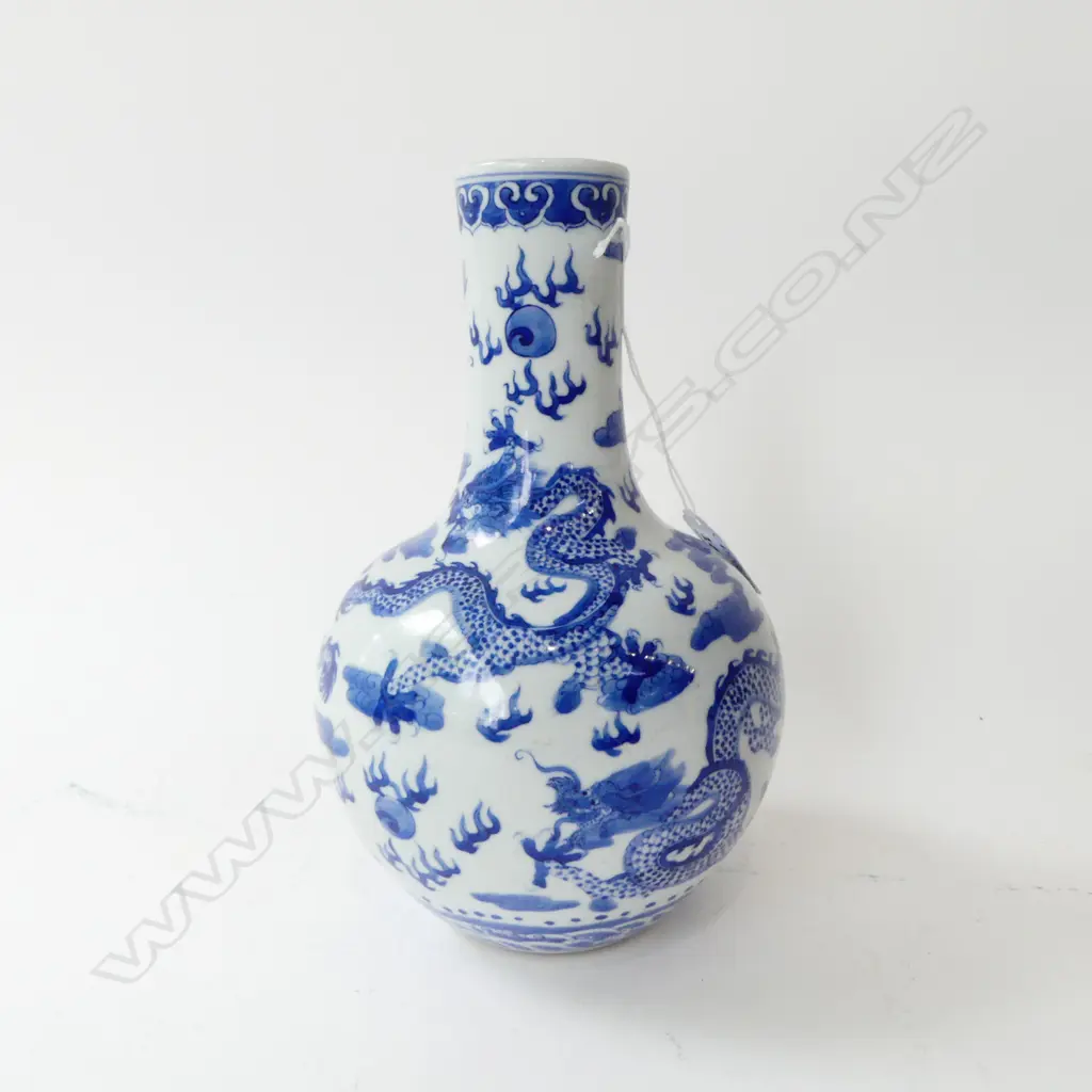 CHINESE B/W VASE w. 5 CLAW DRAGON H.230mm Image 1++