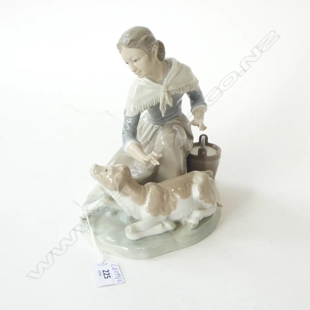 LLADRO FIGURINE; WOMAN w. CALF H.200mm Image 1++
