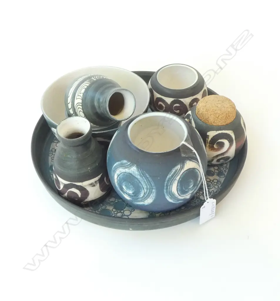 8 PCES HOWARD WILLIAMS STUDIO POTTERY INCL. PLATE 300mm dia Image 1++