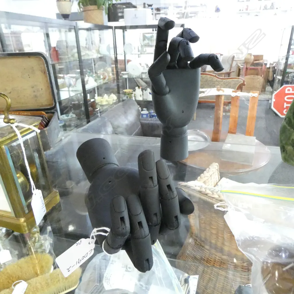 PR BLK WOODEN ARTICULATED HANDS Image 1++