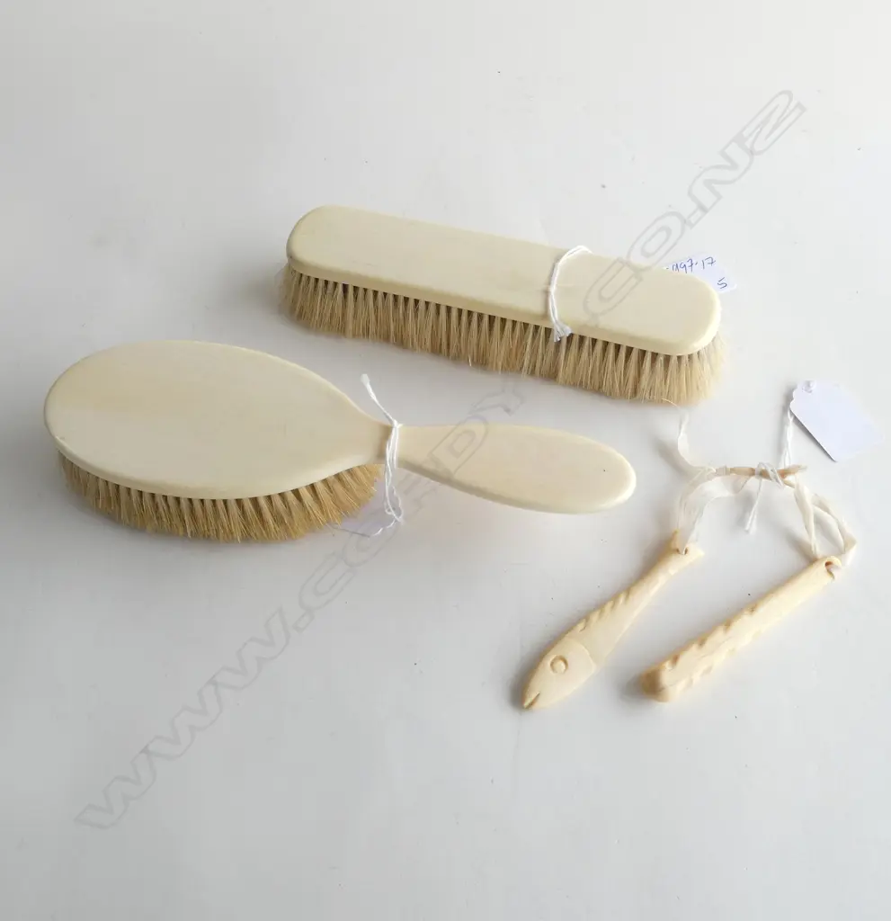 IVORY CLOTHES & HAIRBRUSH FISJH& OTHER PENDANT WITH BONE SPATULA, L.145mm Image 1++