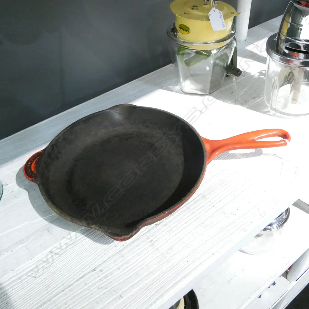 LE CREUSET CAST IRON FRY PAN 245mm dia Image 1++