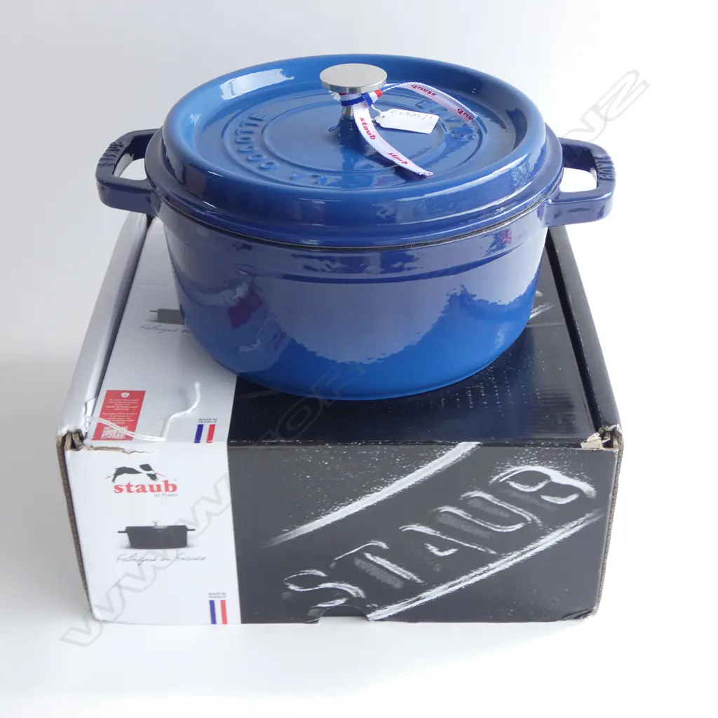 BLUE ENAMEL CAST IRON STAUB 'LA COCOTTE' CASSEROLE, 240mm dia BOXED Image 1++