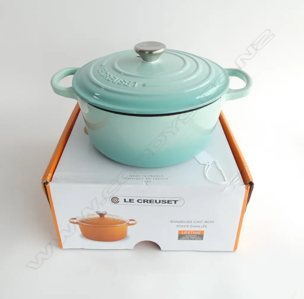 LE CREUSET 4.2L CASSEROLE 240mm dia 'COOL MINT' ENAMELLED CAST IRON, BOXED Image 1++