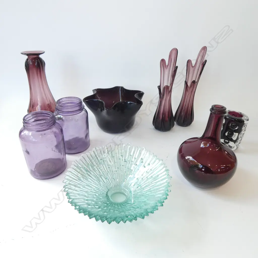 ASST COLOURED GLASSWARE, BOWLS, JAR, etc (10) Image 1++