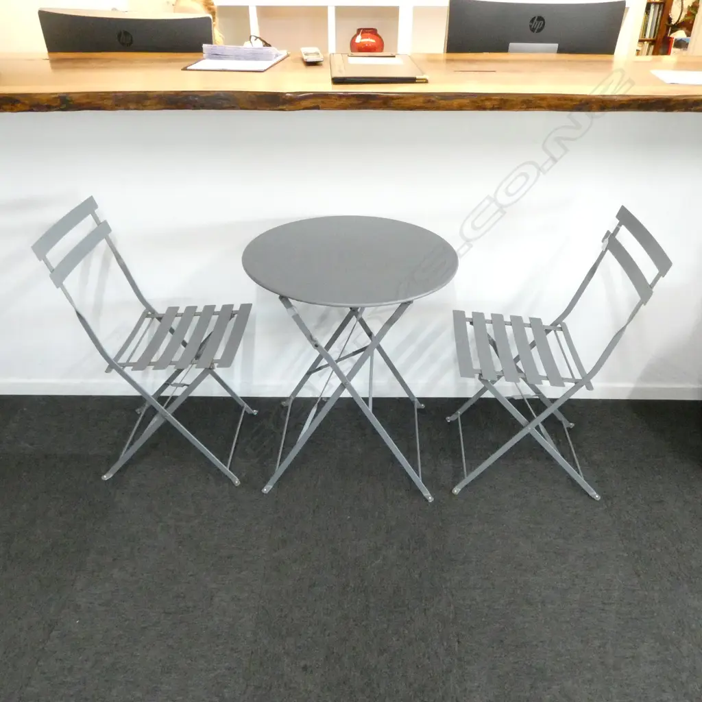 3 PCE GREY METAL PATIO SET; PR FOLDING CHAIRS & TABLE Image 1++