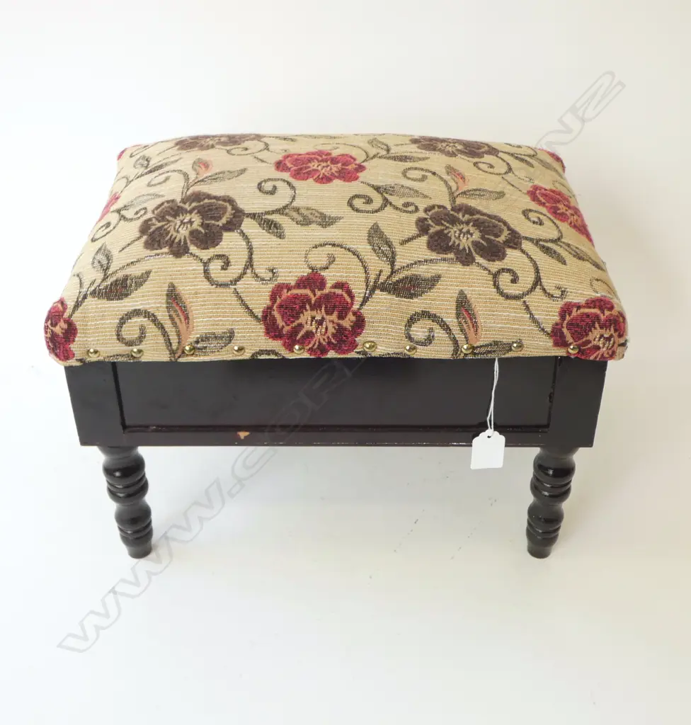 UPHOLSTERED FOOT STOOL H.270mm Image 1++