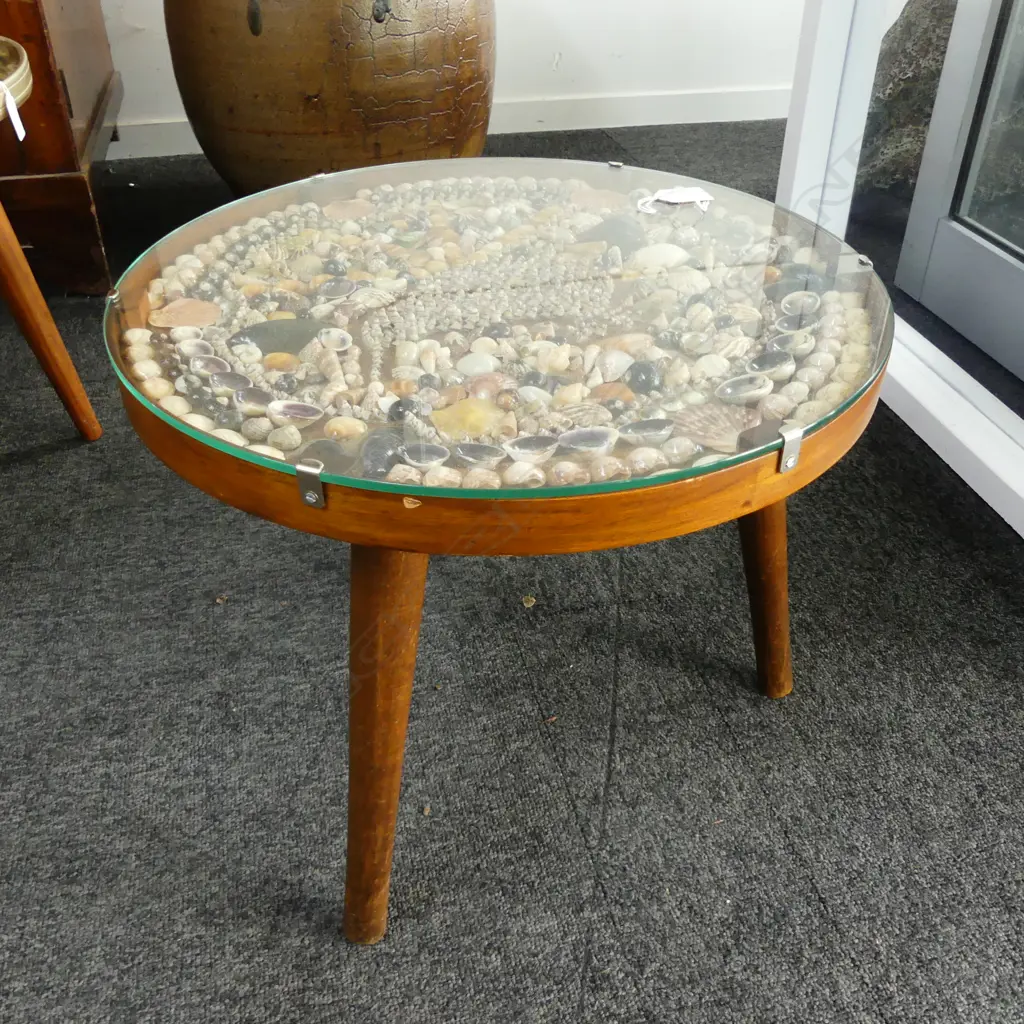 NZ FOLK ART VINTAGE SEA SHELL KIWI SIDE TABLE Dia.415mm. H.345mm Image 1++