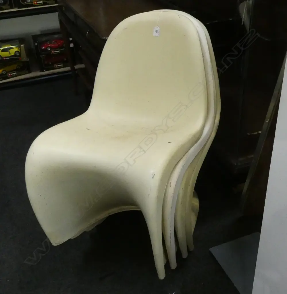 4 PANTONE STYLE OUTDOOR CHAIRS Image 1++