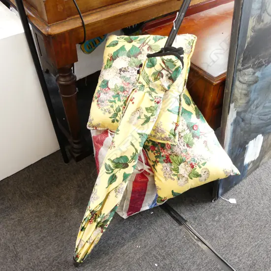6 YELLOW FLORAL CUSHIONS + MATCHING UMBRELLA