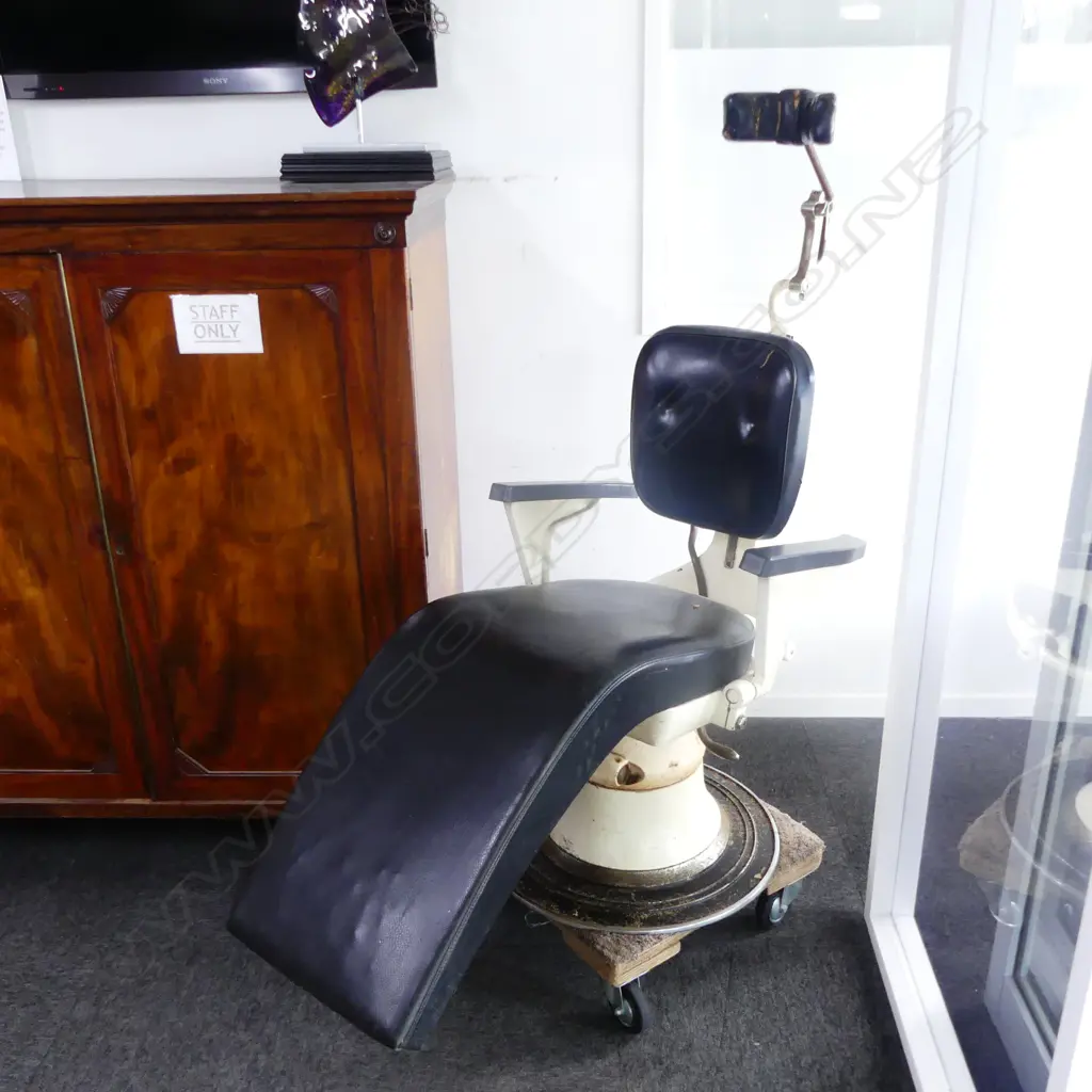 VINTAGE DENTAL CHAIR Image 1++