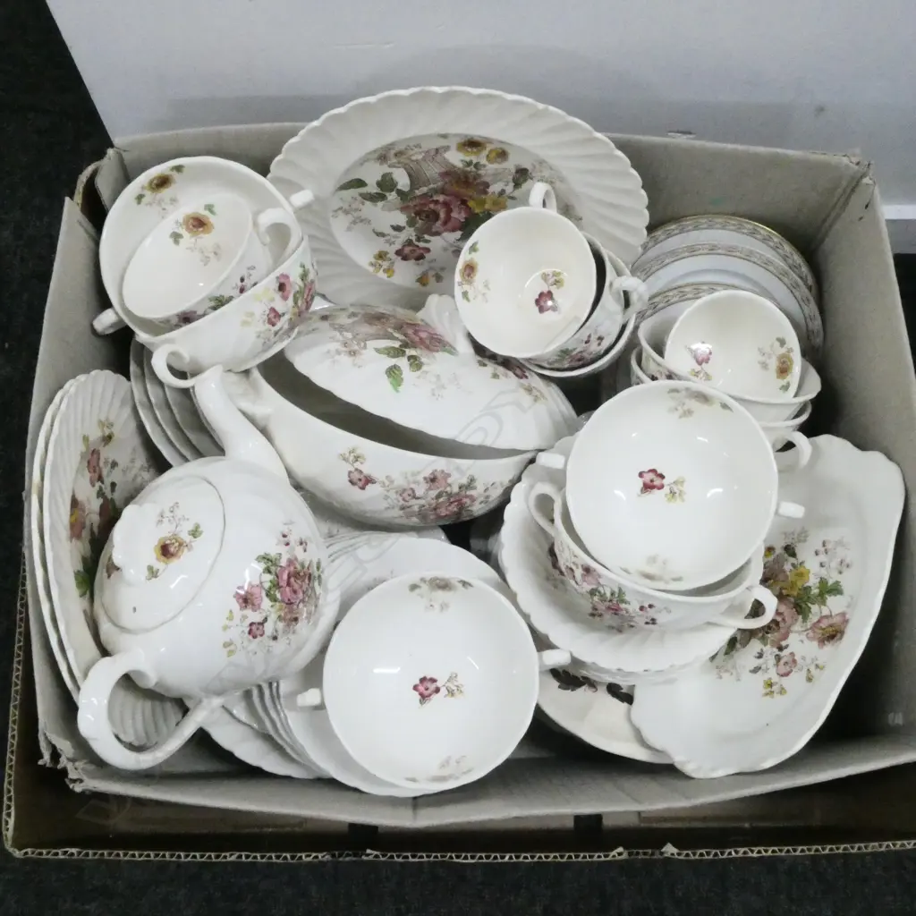 CLARICE CLIFF ROYAL STAFFORDSHIRE 'CHELSEA ROSE' PART DINNER SERVICE Image 1++