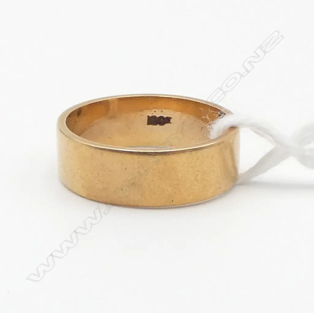 18ct GOLD PLAIN WIDE WEDDING BAND RING 4.1gms SIZE I 1/2 Image 1++