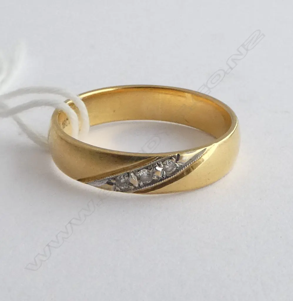 18ct YELLOW GOLD & 3 DIAMOND RING 4GMS SIZE O Image 1++