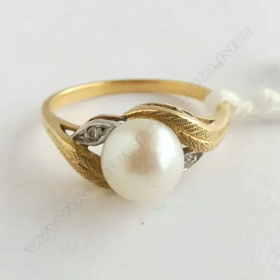 18ct YELLOW GOLD CULTURED PEARL & DIAMOND RING. 2.84gms SIZE M
