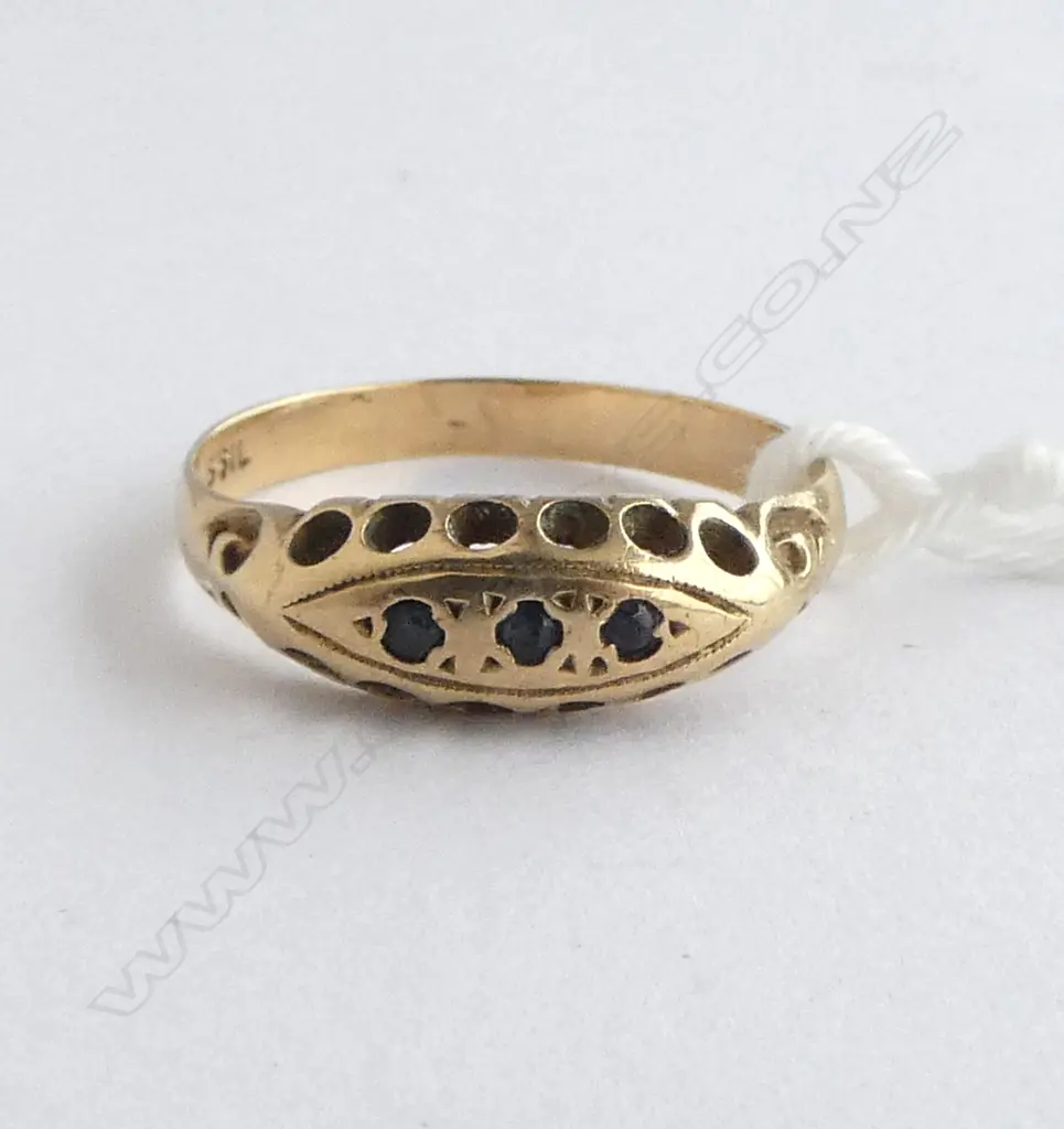c.1900 9ct gold ANTIQUE SAPPHIRE RING 2.1gms. Image 1++