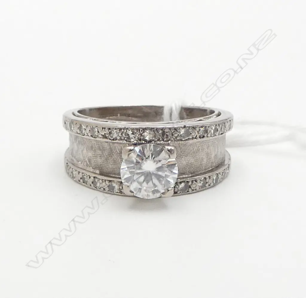 **RTV** 18CT WHITE GOLD SOLITAIRE MOISSANITE RING O.40CT + NATURAL DIAMONDS SET TO THE SIDES 9.5gms SIZE L Image 1++
