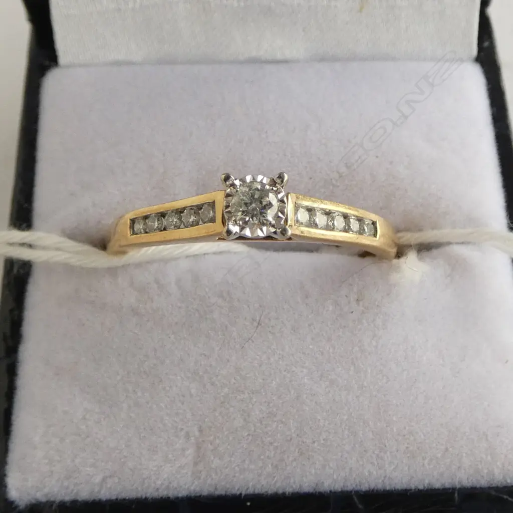10ct GOLD & DIAMOND SOLITAIRE RING, 2.64gms SIZE Y Image 1++