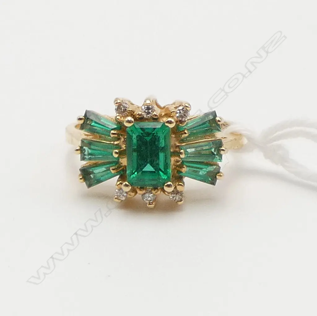 14ct gold GREEN CREATED EMERALDS CLUSTER RING 3.6gms SIZE L Image 1++