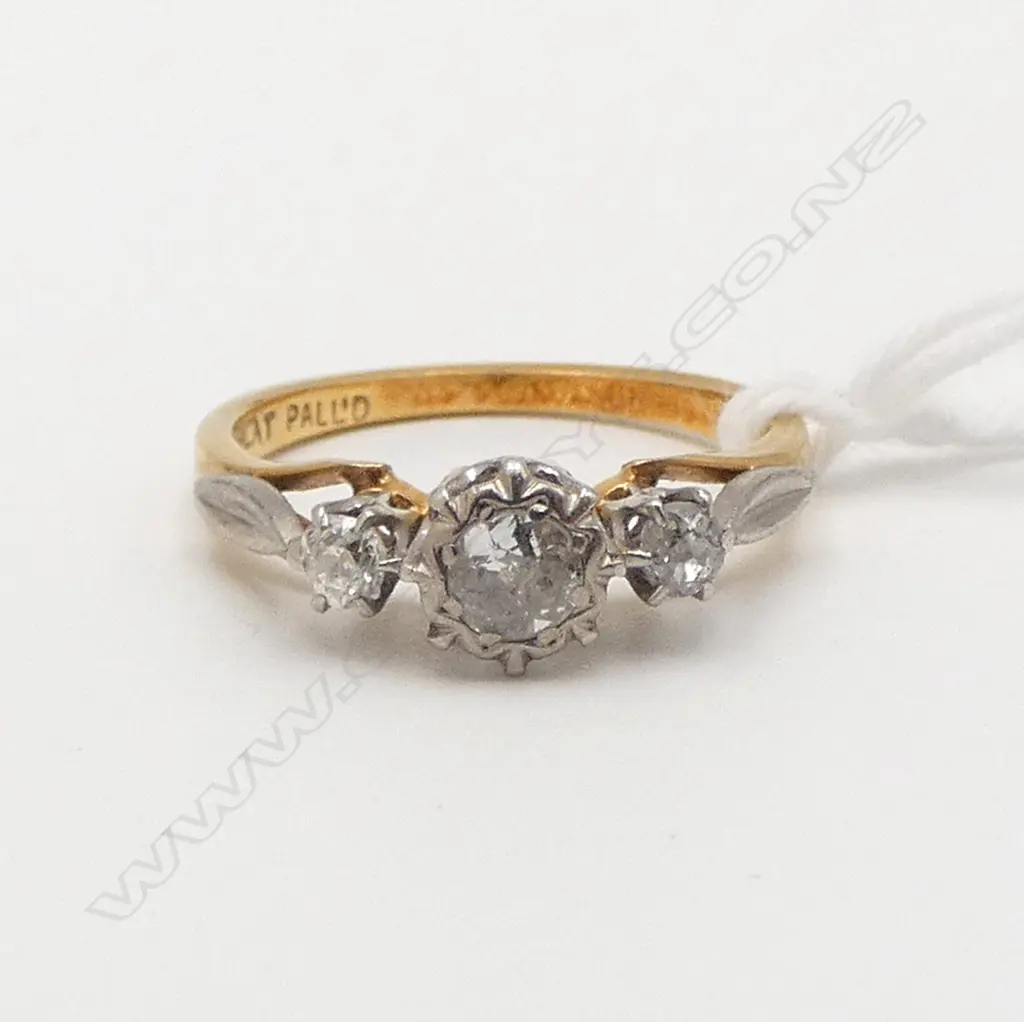 VINTAGE 18ct GOLD & 3 DIAMOND RING 2.68gms SIZE K Image 1++
