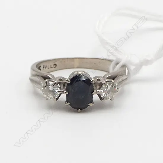 VINTAGE 18CT WHITE GOLD SAPPHIRE & 2 DIAMOND RING 3.7gms SIZE K