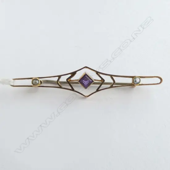 9CT GOLD AMETHYST AND PEARL BAR BROOCH 2.19gm