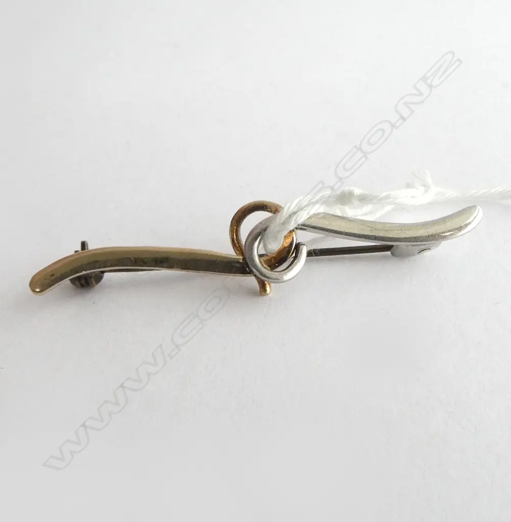 9ct & SILVER SCROLLING BAR BROOCH Image 1++