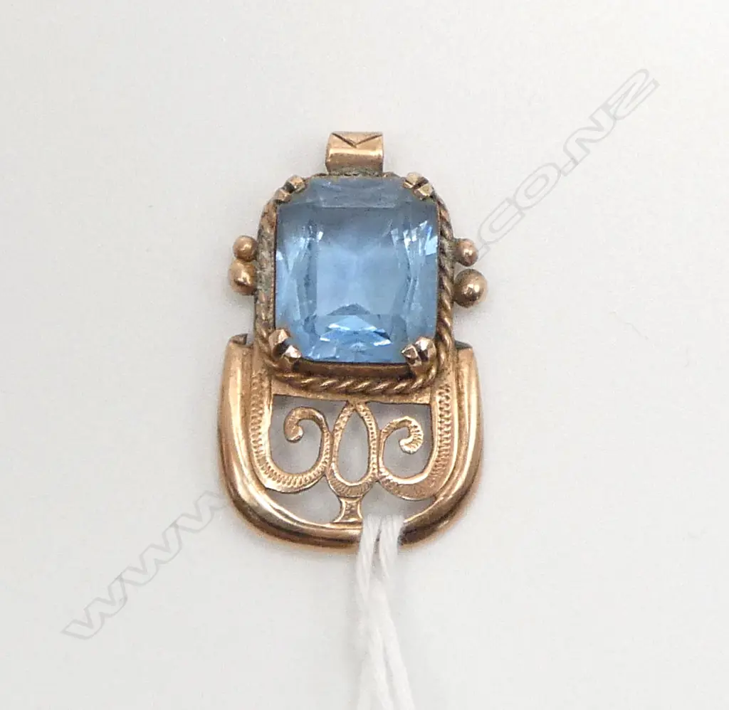 9ct? BLUE GLASS PENDANT, 3.59gm Image 1++