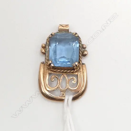 9ct? BLUE GLASS PENDANT, 3.59gm
