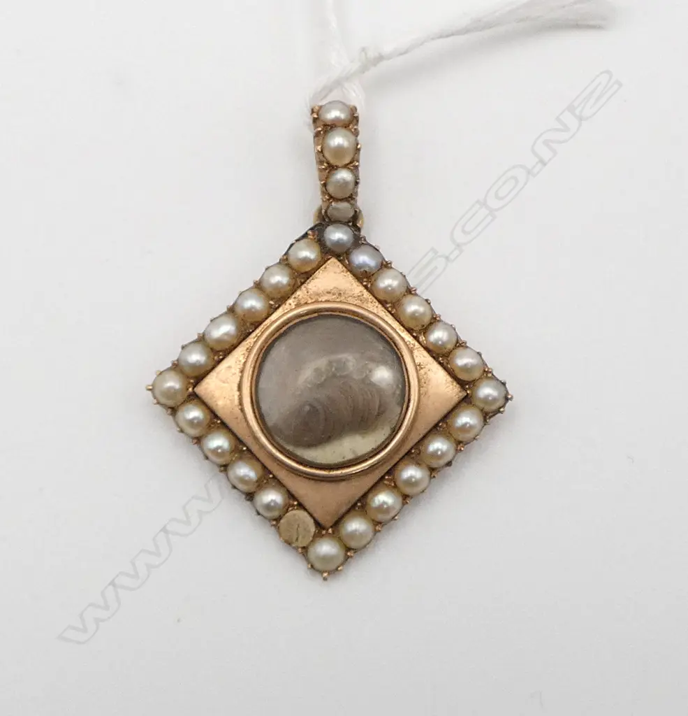 VICTORIAN 9ct or higher GOLD & SEED PEARL MOURNING LOCKET 5.94gms peal missing + old repair Image 1++