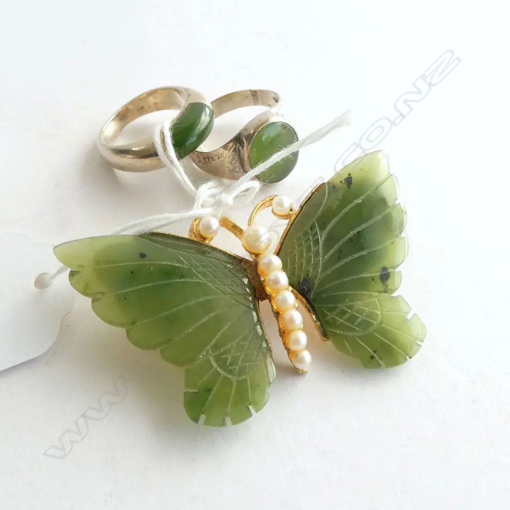 TWO SILVER AND POUNAMU RINGS AND A POUNAMU AND PEARL BROOCHS Image 1++