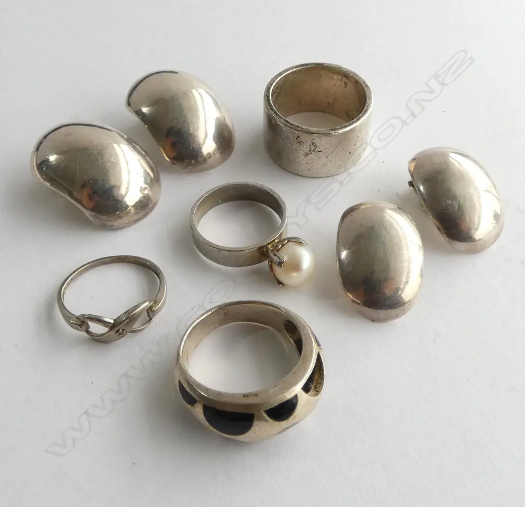 4 SILVER RINGS (1 missing a black panel) + 2 PRS LGE PLAIN SILVER EARRINGS 44gms clip on Image 1++