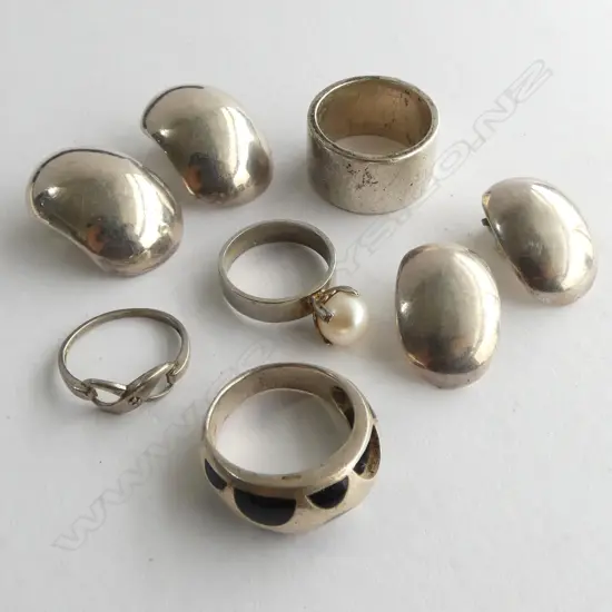 4 SILVER RINGS (1 missing a black panel) + 2 PRS LGE PLAIN SILVER EARRINGS 44gms clip on