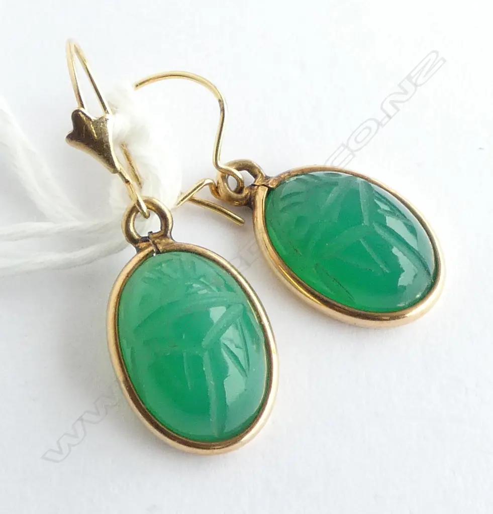 PR 14ct GOLD CARVED GREEN GLASS SCARAB EARRINGS 3.3gms Image 1++