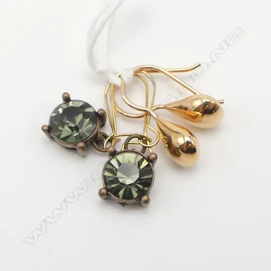 Pr. G/PLATE EARRINGS 1.36gm & Pr S/Gilt EARRINGS