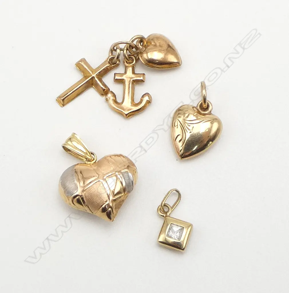 4 9CT GOLD CHARMS 3.27gm Image 1++