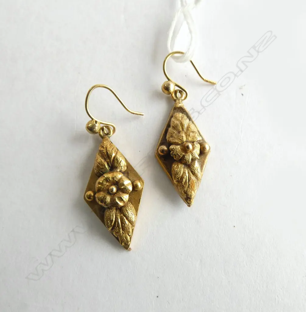 PAIR VICTORIAN 9CT GOLD EARRINGS 2.59gm SLIGHT DAMAGE TO ONE EARRING Image 1++