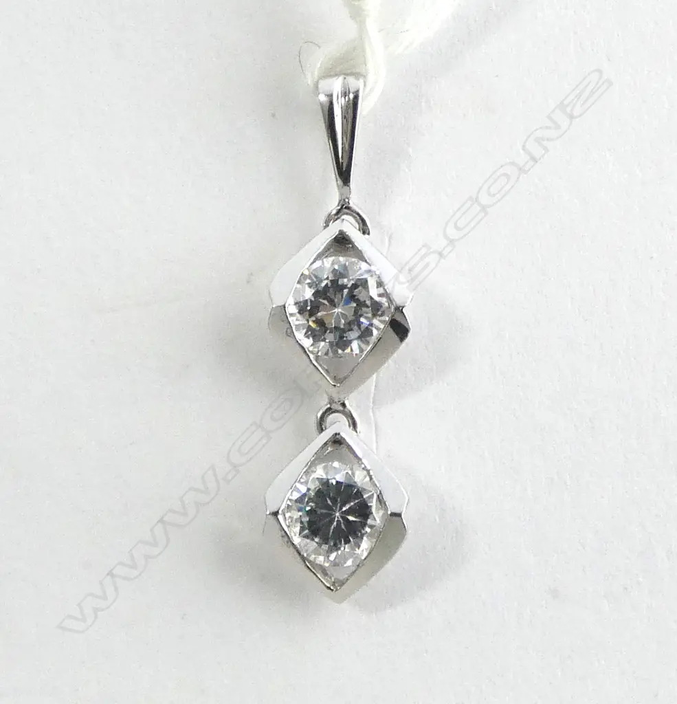 	18ct white GOLD PENDANT w 2 cz FACET CUT STONES 1.4gms Image 1++