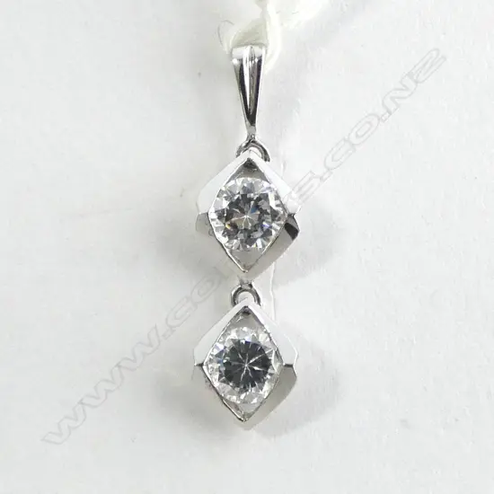 	18ct white GOLD PENDANT w 2 cz FACET CUT STONES 1.4gms