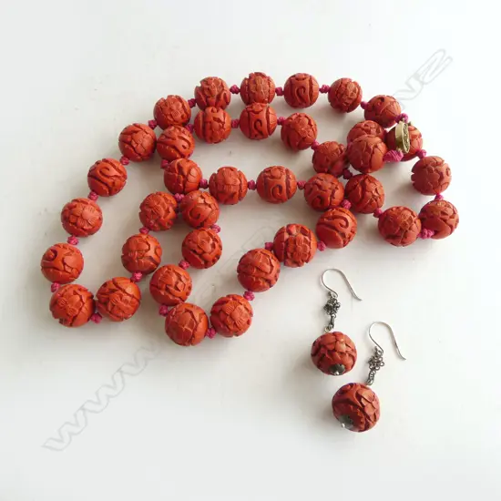 CINNEBAR LACQUER BEAD NECKLACE AND A PAIR OF EARRINGS