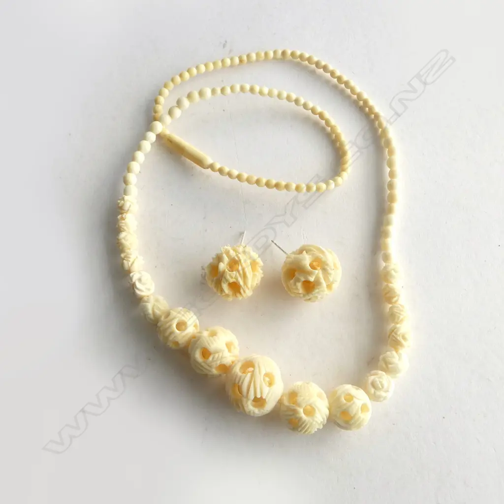 CARVED IVORY BEAD NECKLACE AND A PAIR OF EARRINGS Image 1++